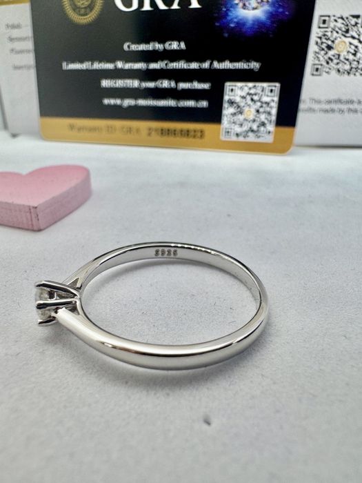 Сребърен пръстен с мойсанит (Диамант) 0.3 карата