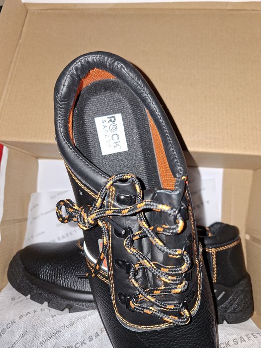 Продавам два чифта летни работни обувки и един чифт зимни