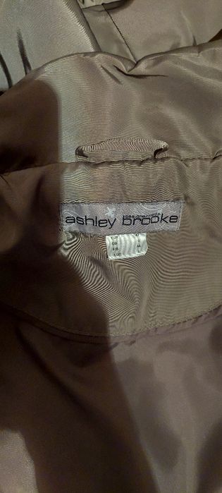 Куртка - женская.