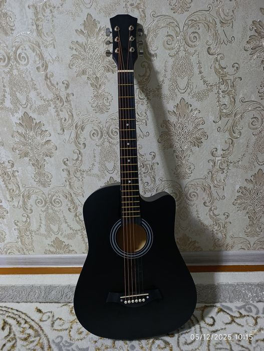 Gitara akustik holati ideal