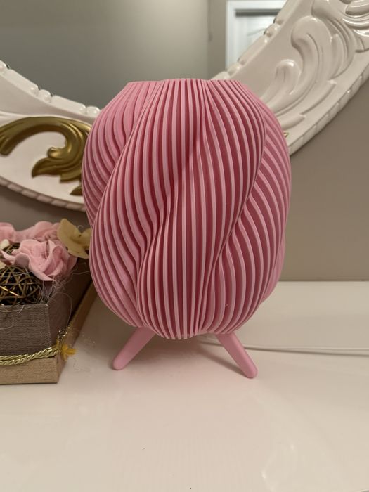 Луксозна дизайнерска лампа – изящна форма и мека светлина