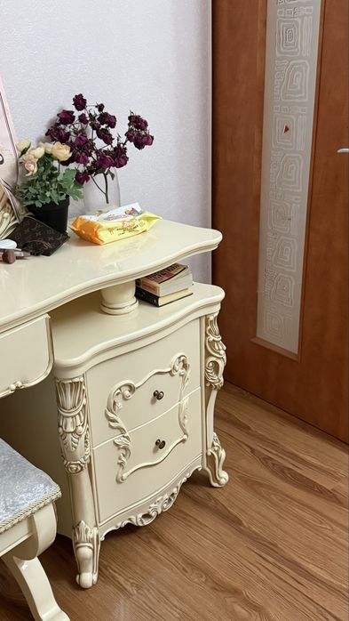 Спальный гарнитур, коричневый белый