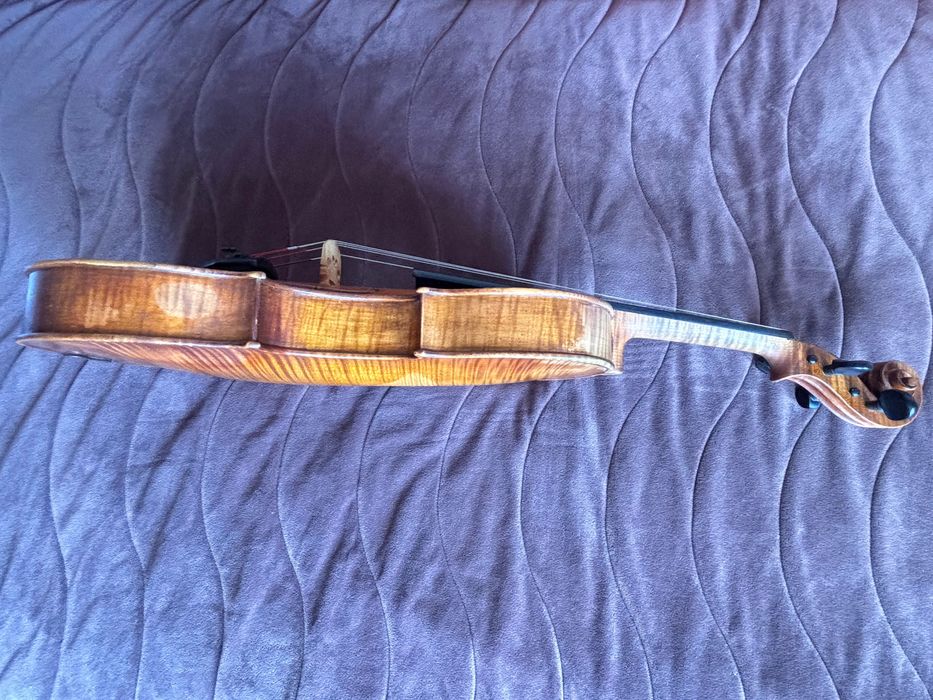 Майсторска виола изработена от лютиерът Найден Ганчев през 1973