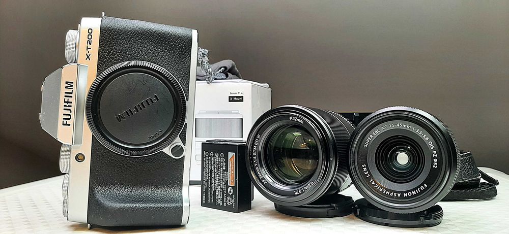 FUJIFILM X-T200 с обективи Fujifilm Fujinon XC 15-45mm f/3.5-5.6 OIS PZ,  Viltrox 56mm F/1.4 XF за Fujifilm X