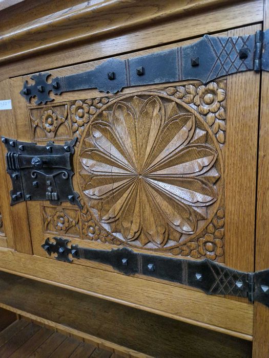 Старинен резбован шкаф с метален обков