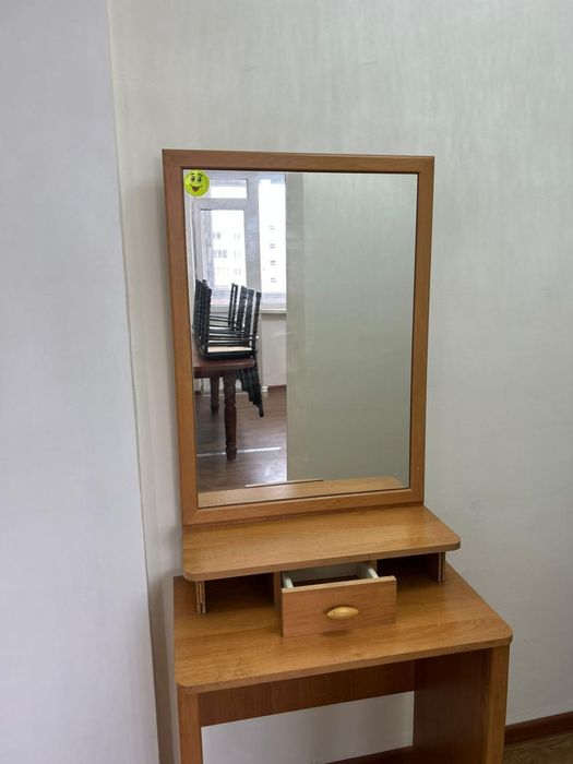 Туалетный столик с зеркалом