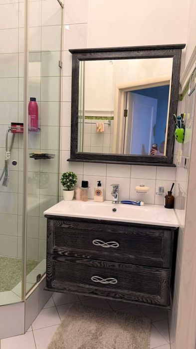 Подвисная тумба с зеркалом.