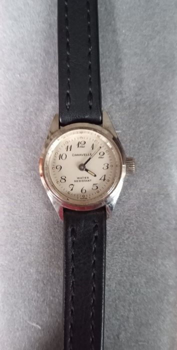 Ceas Caravelle by Bulova Suisse made Vintage Mecanism Analog  Alb Argintiu Water Resistant 30 ATM  Curea  Cutie Perfecta  Stare 399 Lei Negociabil