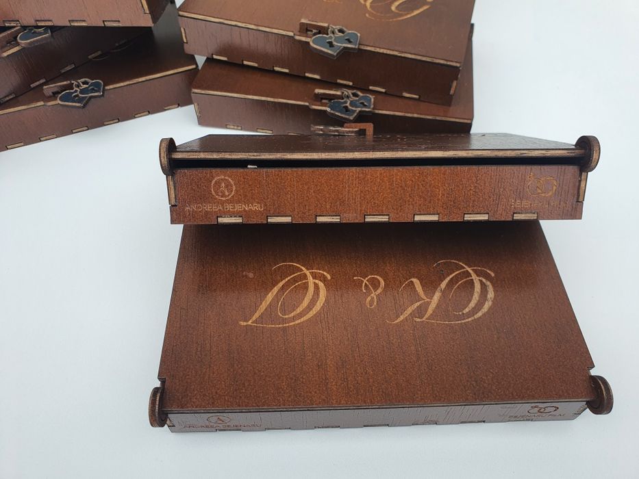 Cutiuțe pentru fotografii și stick USB