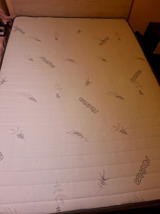 Продавам матрак + рамка