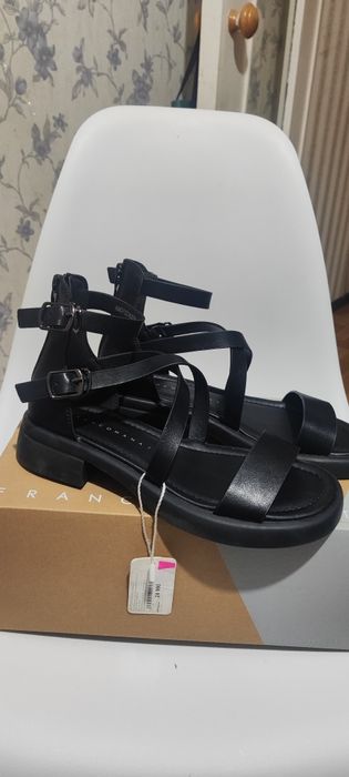 Продам сандали новые