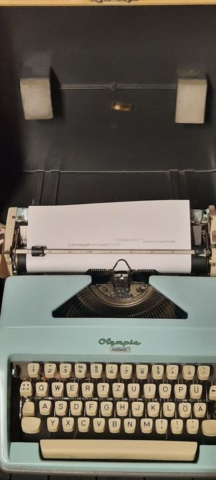 Mașină de scris Olympia Monica impecabilă