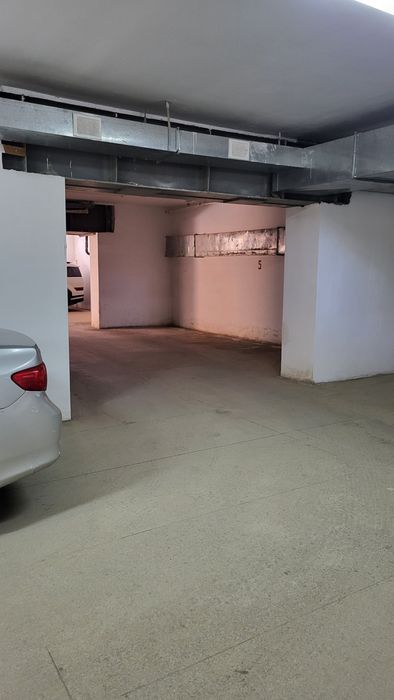 Подземный паркинг в центре города.