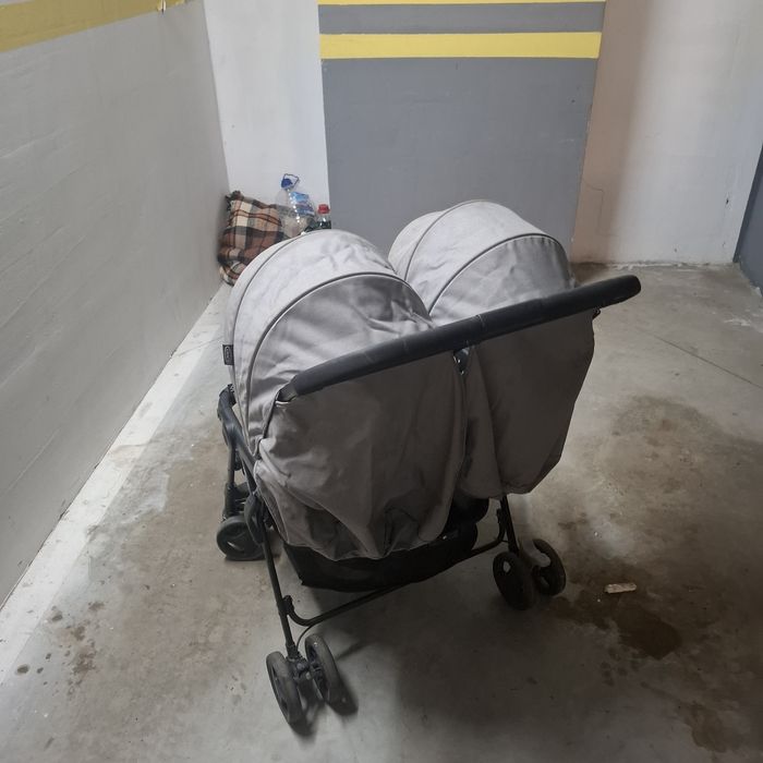 Cărucior pentru copii gemeni