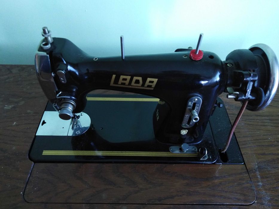 продавам крачна шевна машина Лада