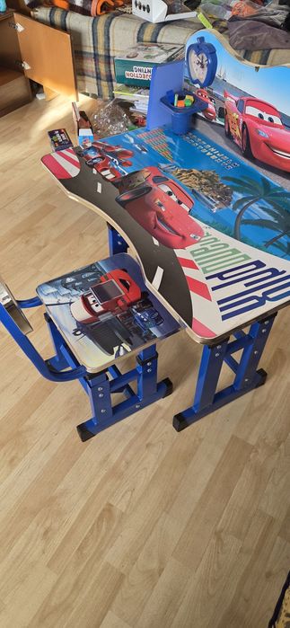 Продавам детско столче и бюро