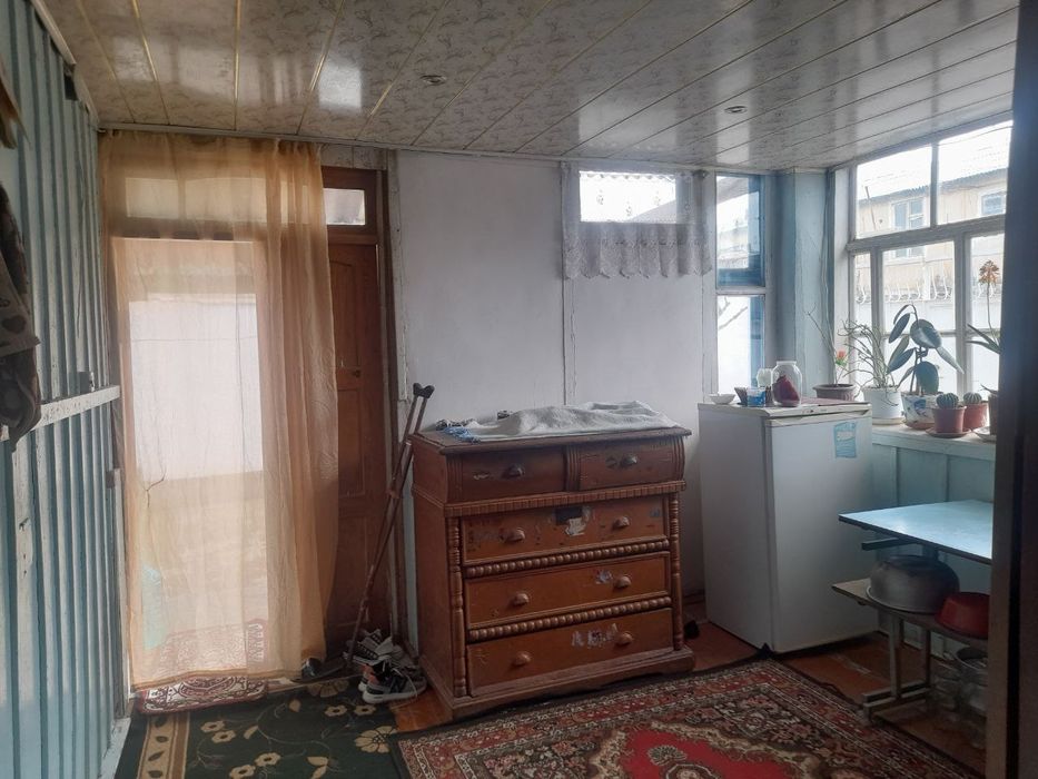 Uy Sotiladi 
Termiz shahrida xokimiyat dachasi protifida ichkarida
Gaz