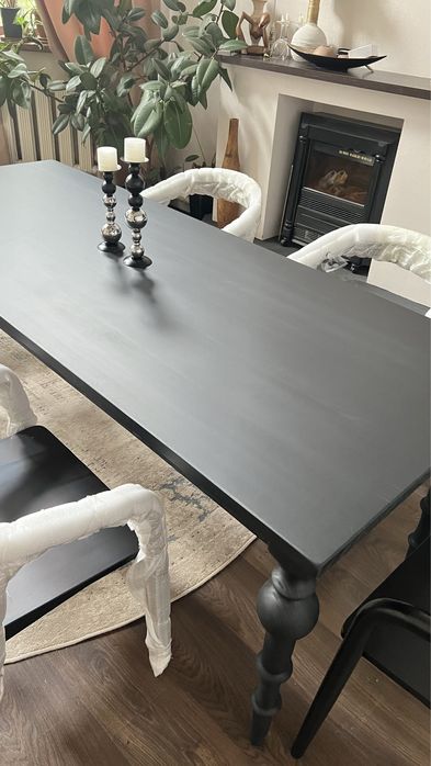 Стильный деревянный стол