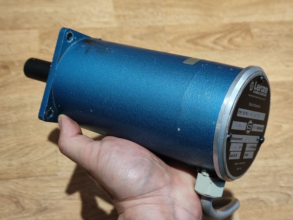 Стъпков Мотор / Електромотор 3,2 Nm / LENZE Germany