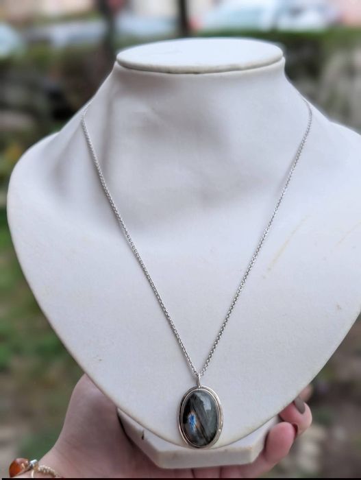 Vechi colier lant cu pandantiv un stil cabochon din argint de 925, cu piatra labradorit