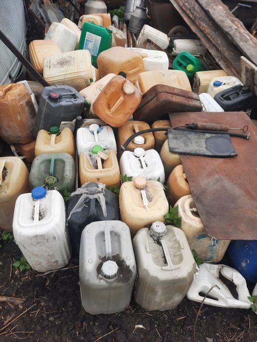 Продам канистры 20л