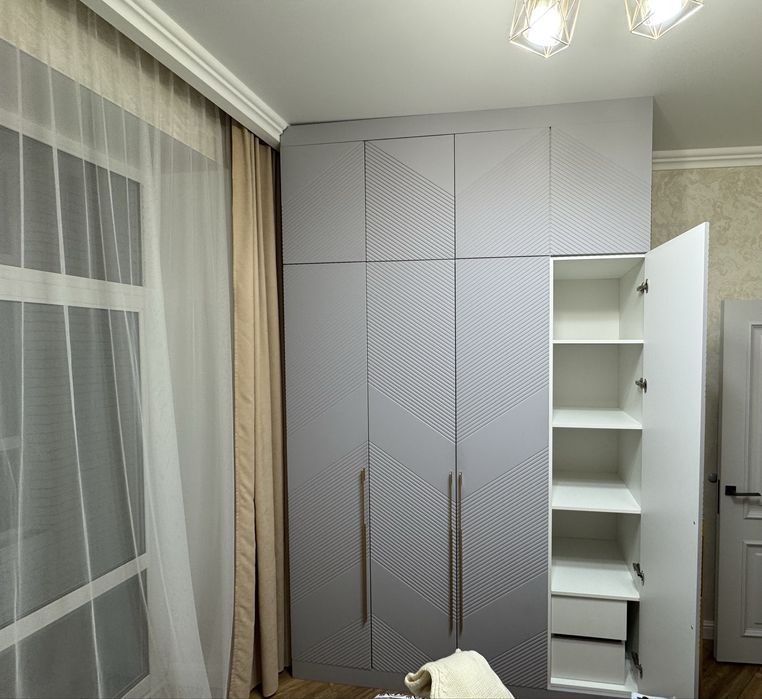 Виестительный шкаф с зеркалом