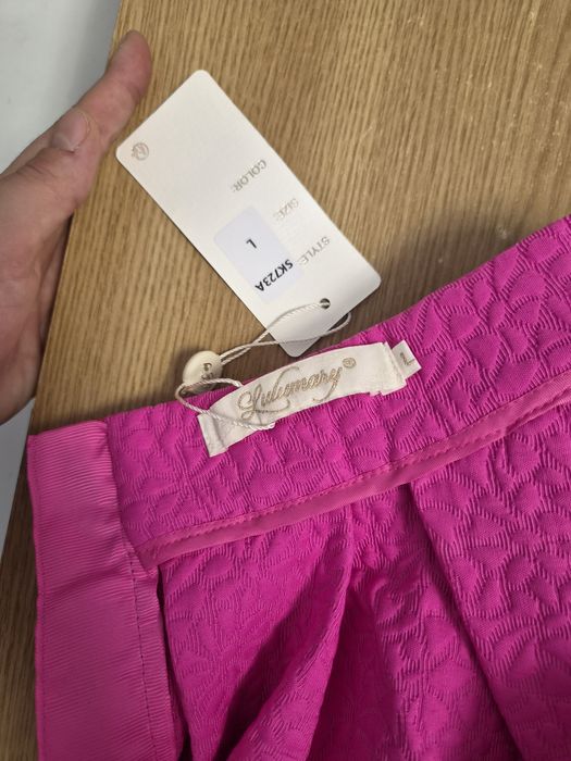 Fusta la moda noua cu eticheta