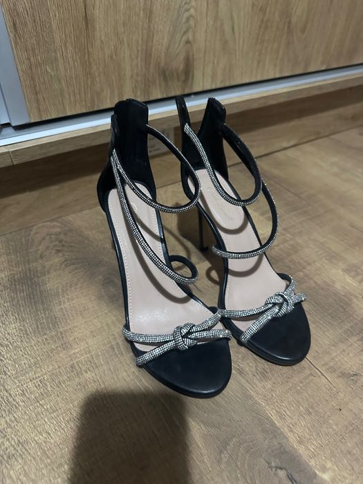 Черни сандалени токчета