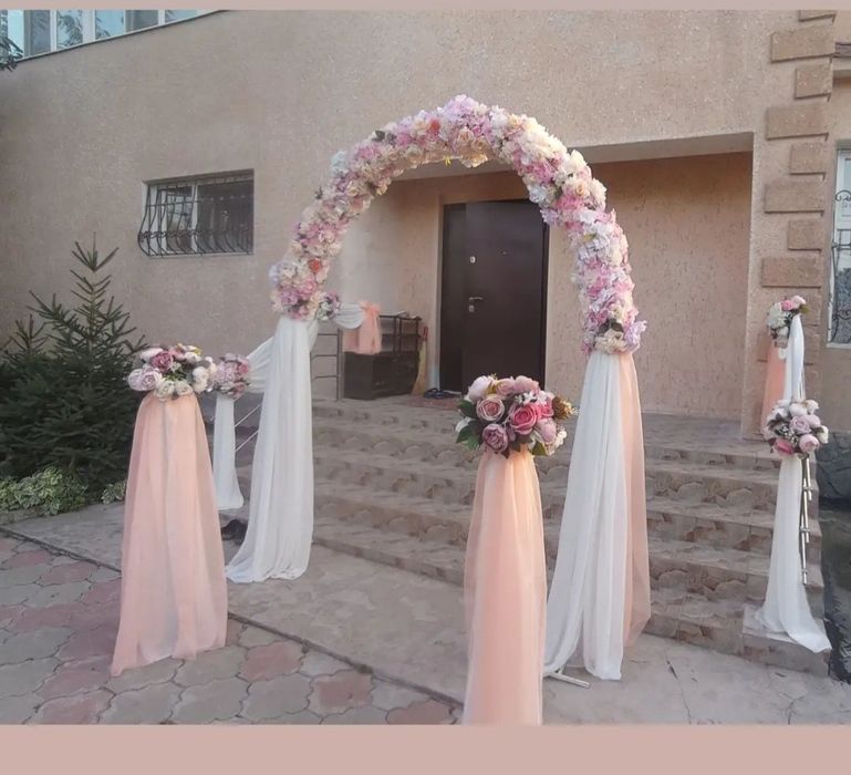 Оформление фотозоны пресс сцены баннеры арки из шаров цветов