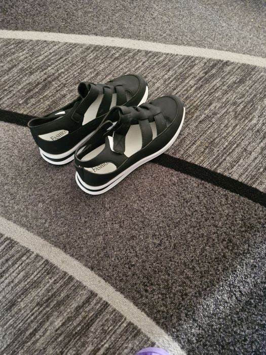 Дамски сандали продавам