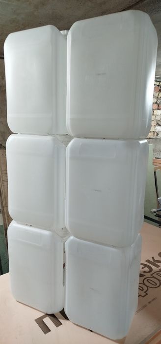 Канистры 10л шесть штук