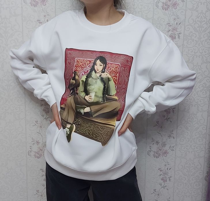 Свитшот с национальным орнаментом.