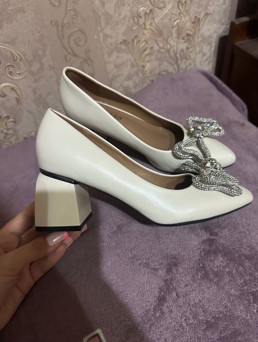 Продам белые туфли