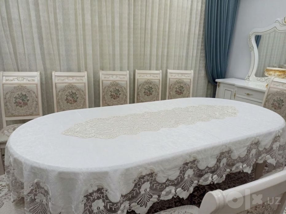 Стол и стулья для гостиной