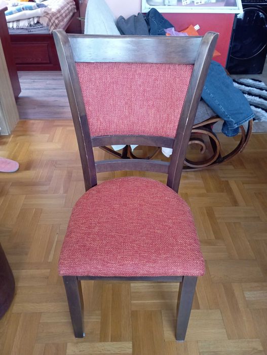 Продавам разтегателна маса и 6 стола