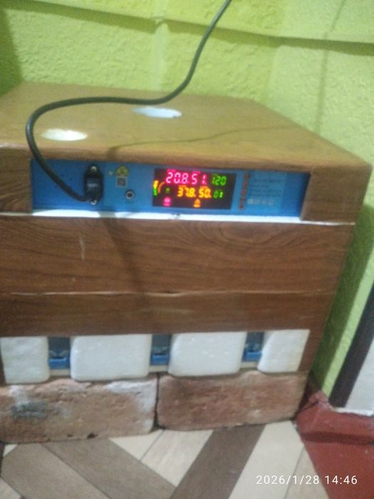 Продам заводской инкубатор на 180 яиц