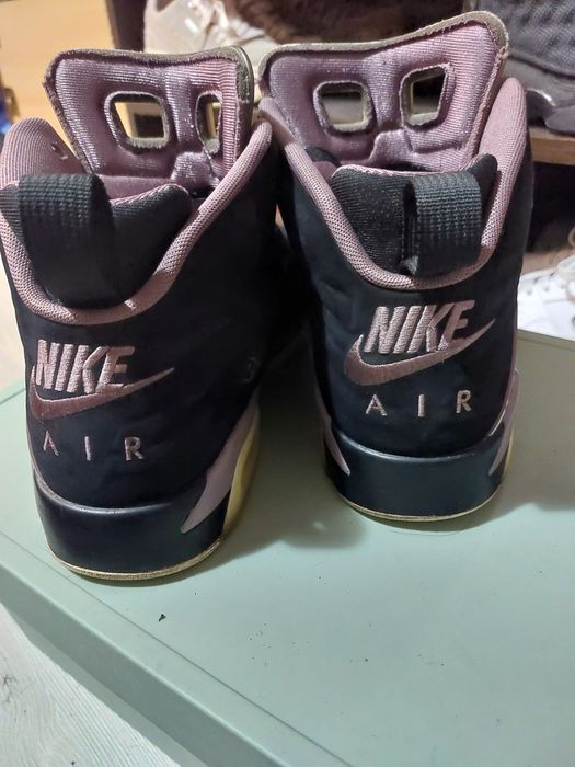 Jordan 6 MVP în nuanța Black Sky Mauve.