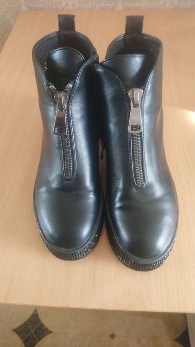 Продаётся обувь осень весна.