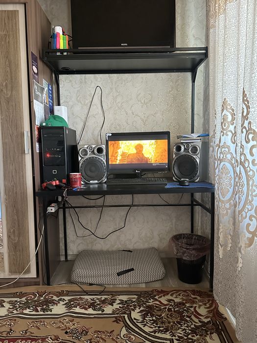 Компьютерный стол с полкой