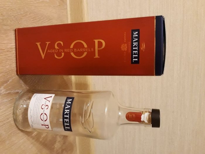 Бутилка с кутия от коняк Martell V.S.О.Р red barrels за колекция