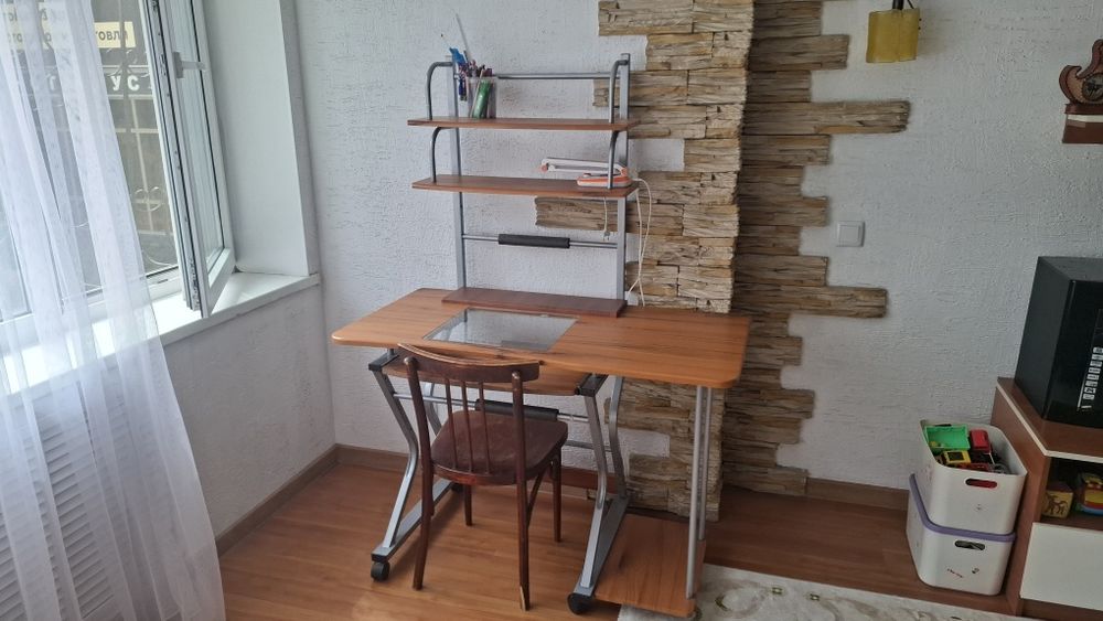 Продам столик и стул. В подарок качалка.