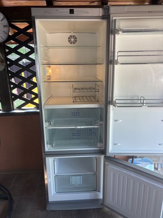 LIEBHERR хладилник с Фризер.