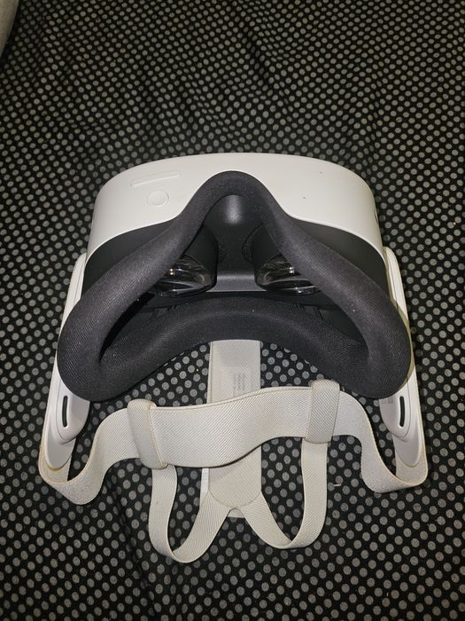 Cască VR Meta Quest 2 + controllere – stare foarte bună