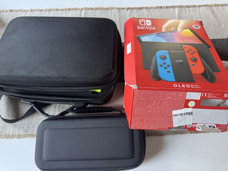 Nintendo Switch - Minecraft, 2 чанти, конзола, 2 к-та джойстици