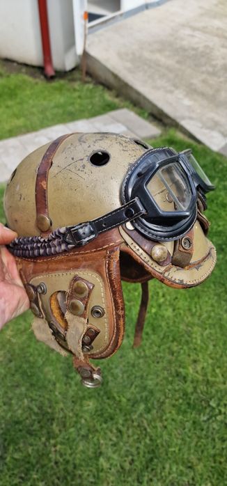 Cască de tanchist veche cu ochelari de protectie