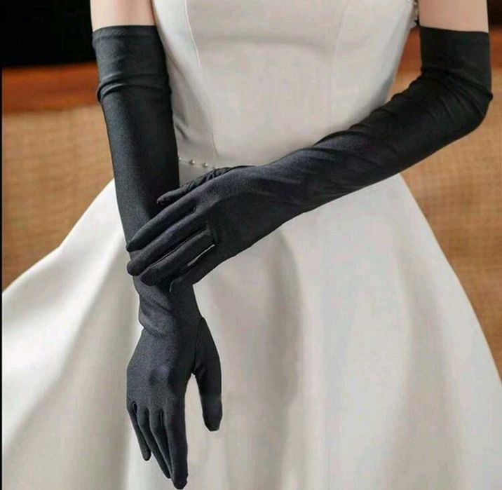 Черни дълги ръкавици и колие