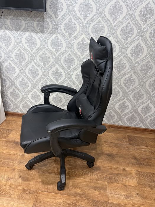 Продам игровой кресло и стол
