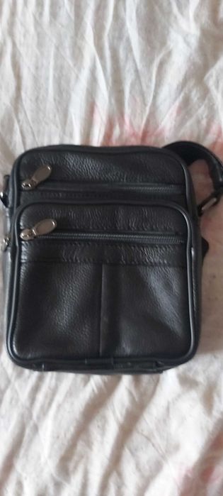 Продавам мъжки черни чанти от естествена кожа с пет отделения с цип
