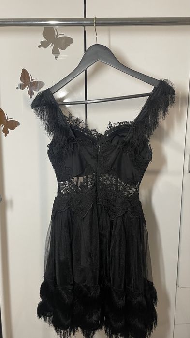 Стилна черна рокля, подходяща за специални поводи