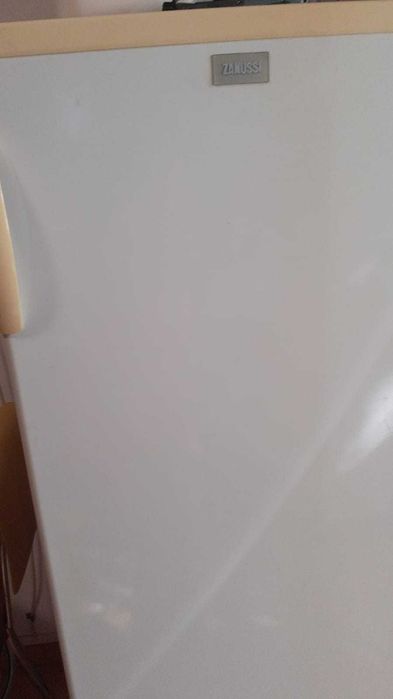 Vand congelator Zanussi (5 rafturi), in stare foarte buna de functionare.